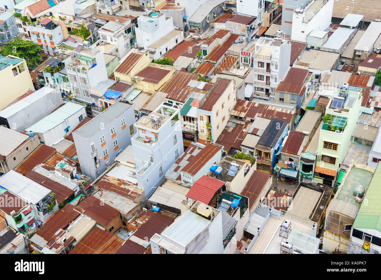 Bunte slum Häuser in Ho Chi Minh City (Ansicht von oben), Vietnam. Ho Chi Minh City (Saigon) ist die größte Stadt und das wirtschaftliche Zentrum in Vietnam. Stockfoto