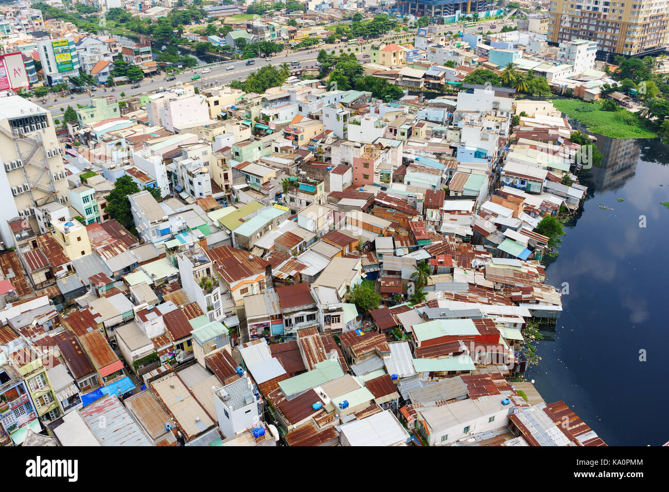 Bunte slum Häuser in Ho Chi Minh City (Ansicht von oben), Vietnam. Ho Chi Minh City (Saigon) ist die größte Stadt und das wirtschaftliche Zentrum in Vietnam. Stockfoto