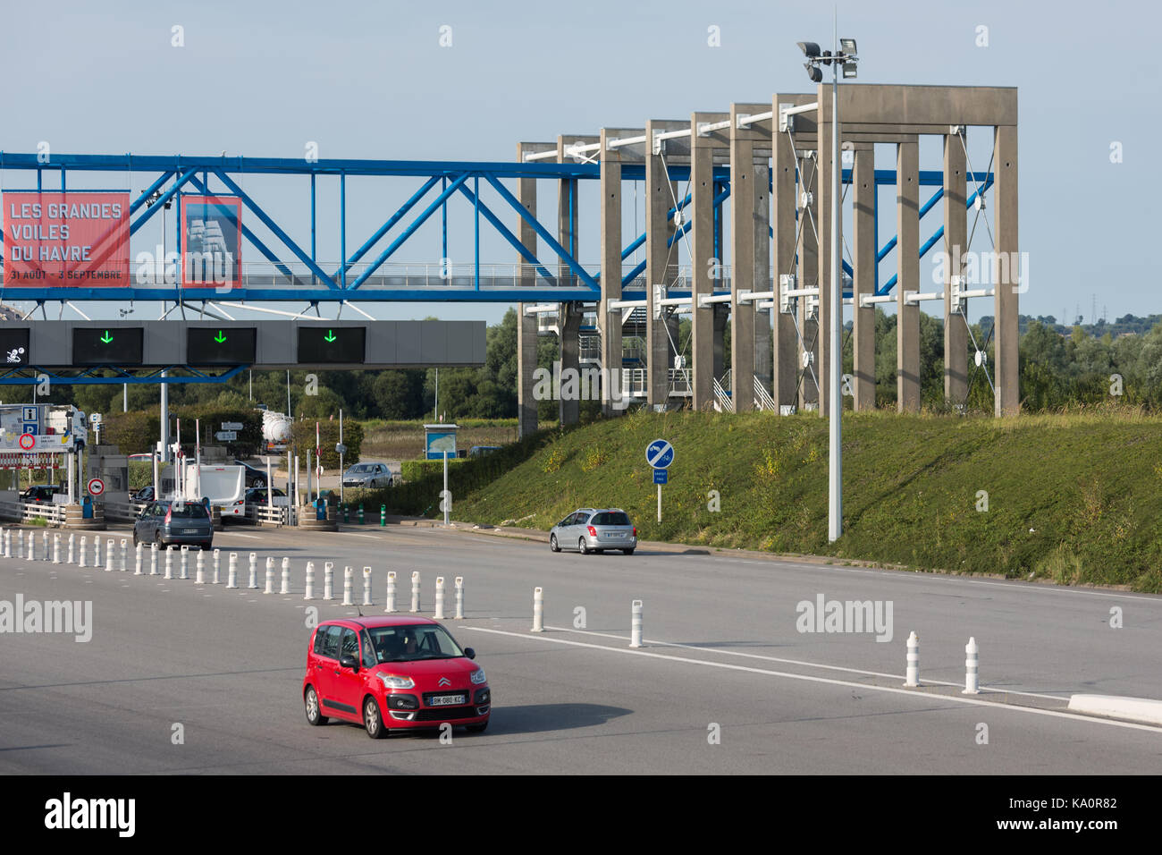 LE HAVRE, Frankreich - 24. AUGUST 2017: Mautstelle mit vorbeifahrenden Autos an der Brücke Pont de Normandie über Seine. Stockfoto