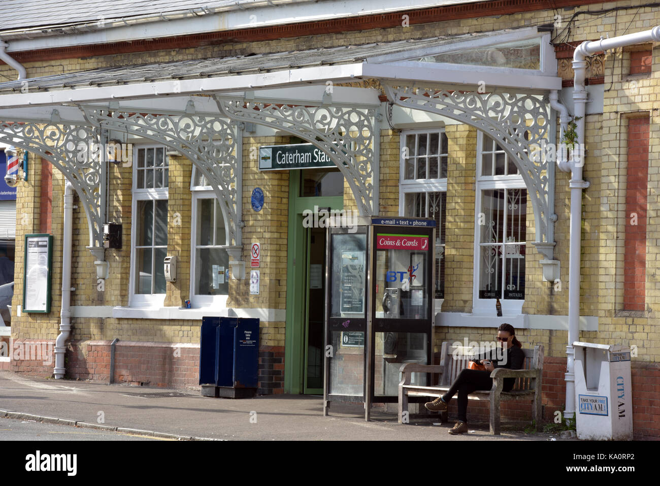 Caterham Bahnhof Haupteingang, Surrey, Großbritannien. Stockfoto