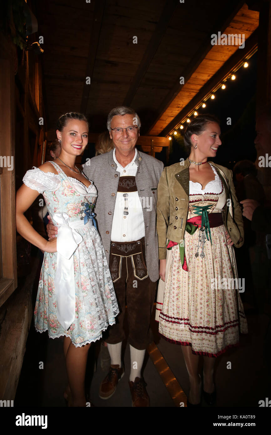 München, Deutschland. 23 Sep, 2017. Viktoria Bosbach (li.), Wolfgang Bosbach (m.) Caroline Bosbach (r.) Einige Berühmtheiten kamen zu den Kaeferzelt an Tag 8 des Oktoberfestes. Credit: Alexander Pohl/Pacific Press/Alamy leben Nachrichten Stockfoto