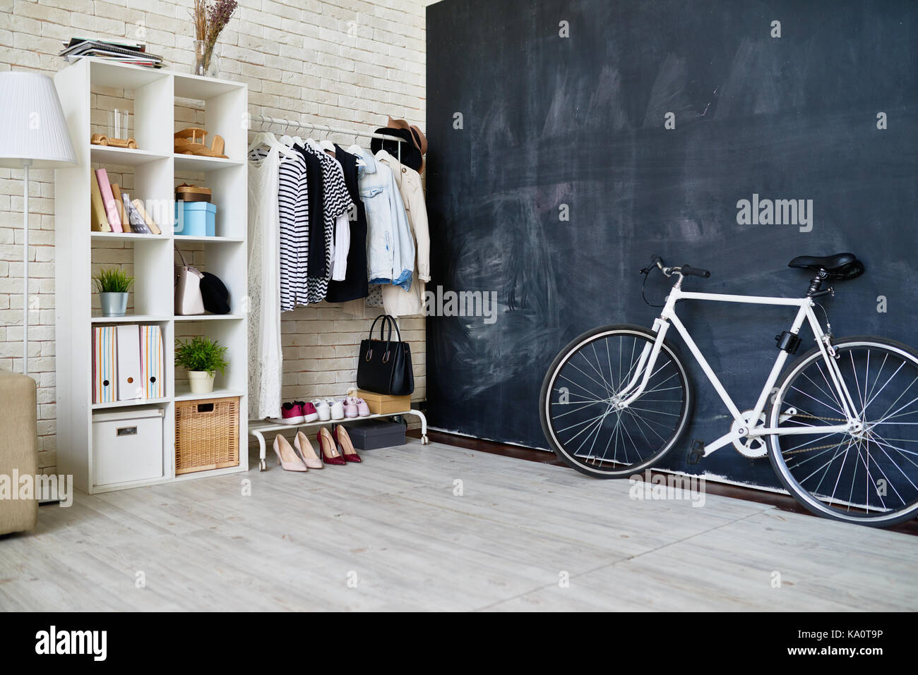 Hintergrund Bild der leeren Wohnung mit Fahrrad neben dem Schwarzen Brett an der Wand, kopieren Raum Stockfoto