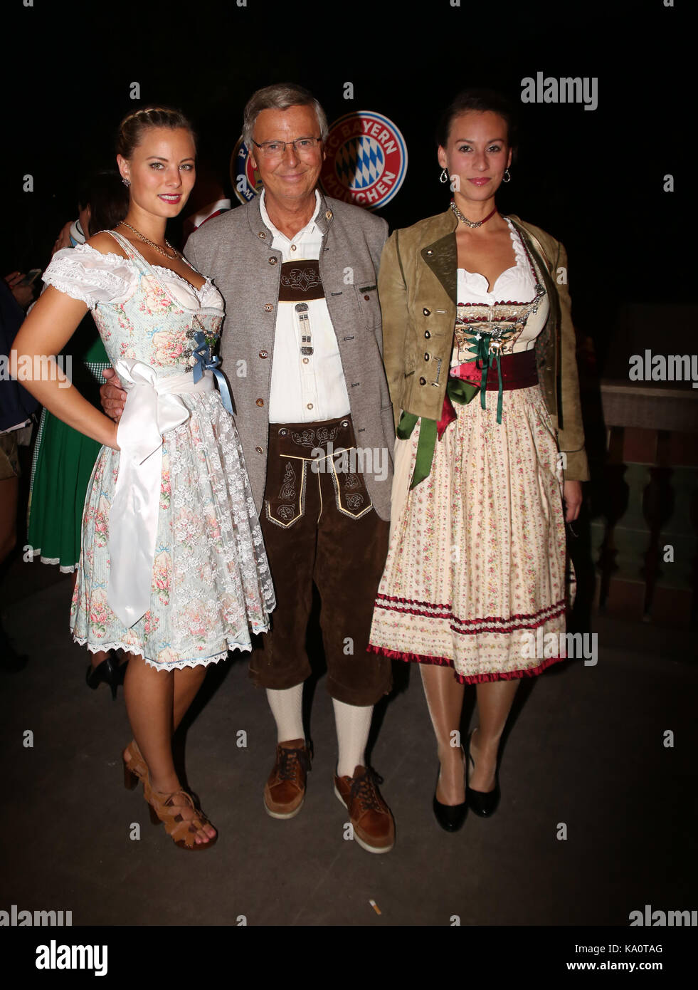 München, Deutschland. 23 Sep, 2017. Viktoria Bosbach (li.), Wolfgang Bosbach (m.) Caroline Bosbach (r.) Einige Berühmtheiten kamen zu den Kaeferzelt an Tag 8 des Oktoberfestes. Credit: Alexander Pohl/Pacific Press/Alamy leben Nachrichten Stockfoto