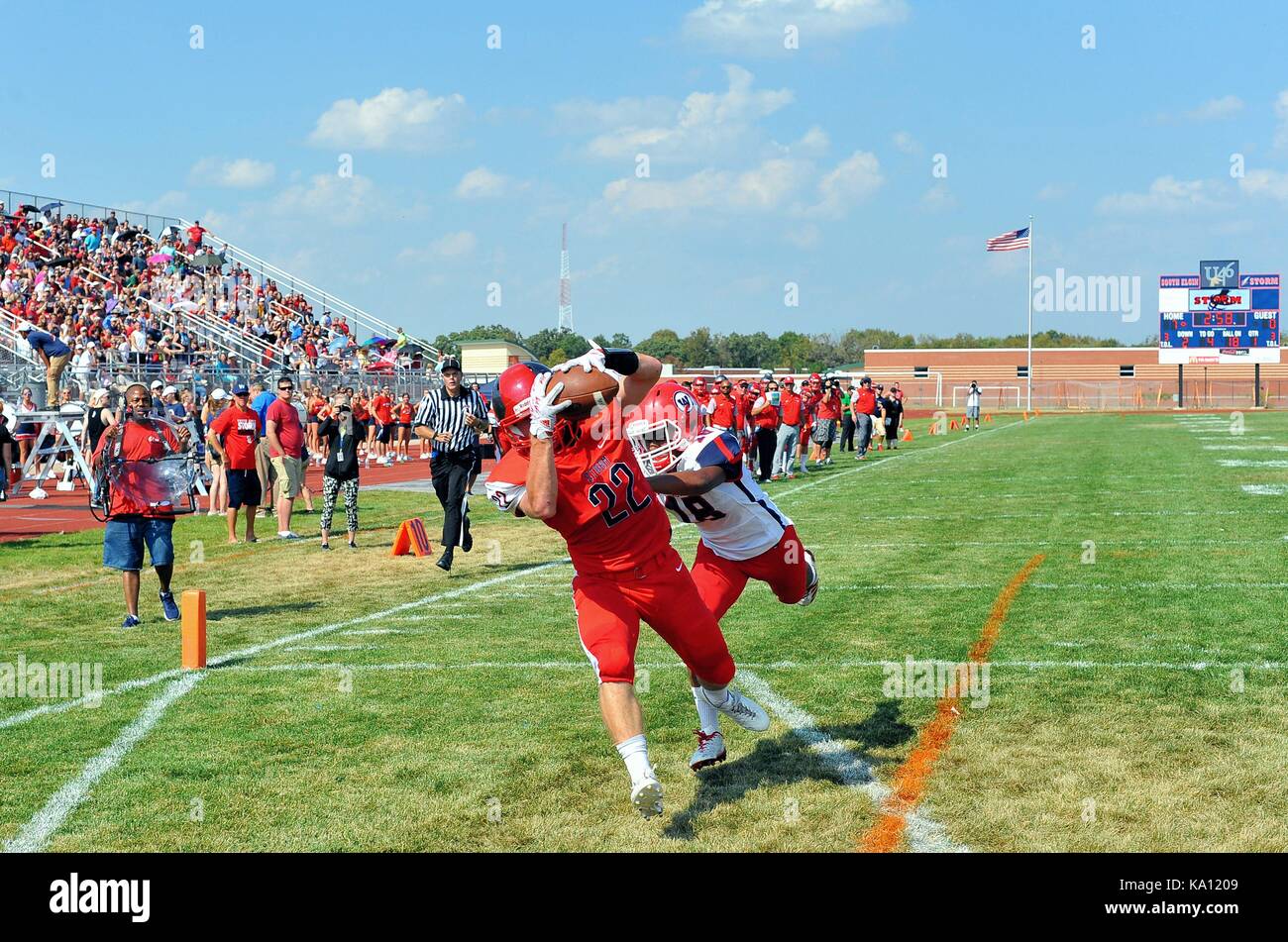 Empfänger in einem Touchdown Pass von seinem Quarterback nach einem gegnerischen Defensive zurück schlagen während einer High School Football Spiel. USA. Stockfoto