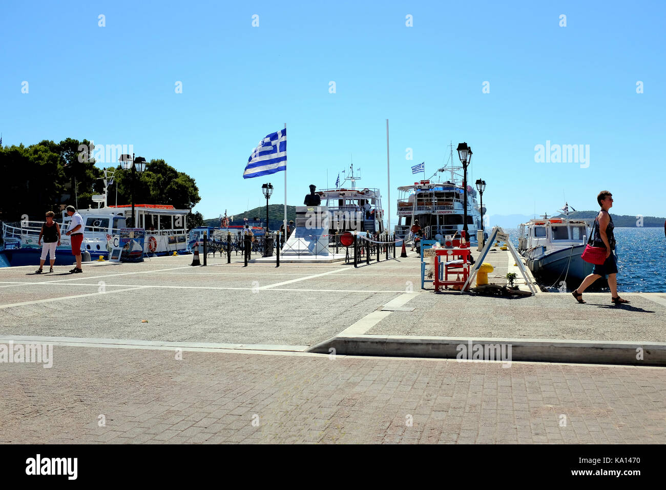 Skiathos, Griechenland. September 13, 2017. Wassertaxi und Kreuzfahrtschiffe vertäut an der Pier am Alten Hafen in Skiathos Stadt auf der Insel Skiathos in Gre Stockfoto