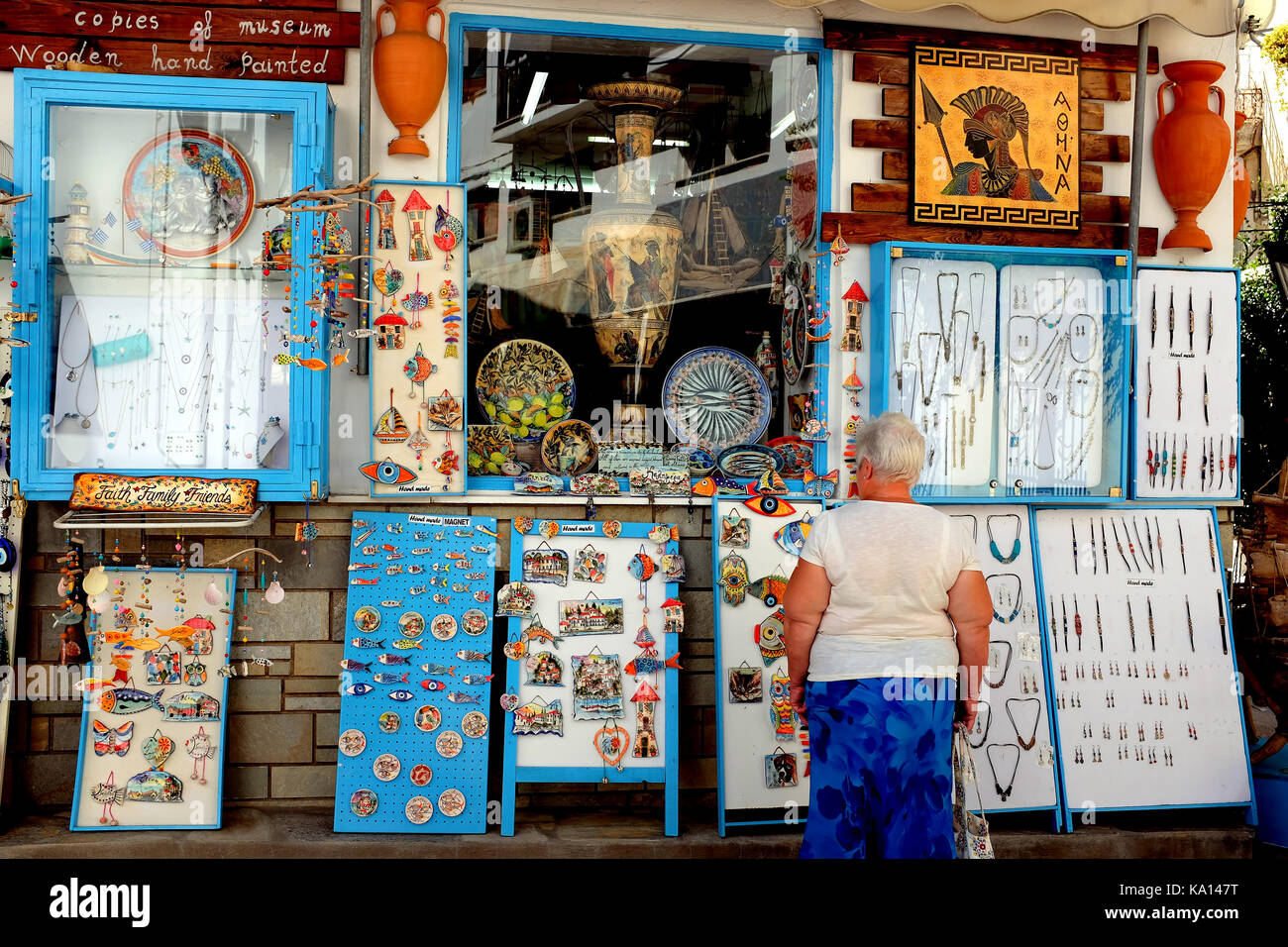Skiathos, Griechenland. September 13, 2017. Ein älterer Urlauber browzing das Schaufenster eines griechischen Kunst Shop in den Gassen der Stadt Skiathos auf Ski Stockfoto