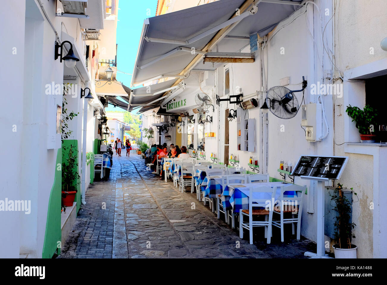 Skiathos, Griechenland. September 13, 2017. Tavernen und Restaurants auf der Rückseite Straßen von Skiathos Stadt auf der Insel Skiathos in Griechenland. Stockfoto