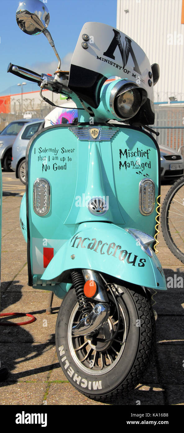 Weymouth, Großbritannien. 22. September 2017 - EINE 'Modi' gestaltete A.J.S. scooter erhält eine fantastische 'Harry Potter' Aufkleber Behandlung in Weymouth Stockfoto