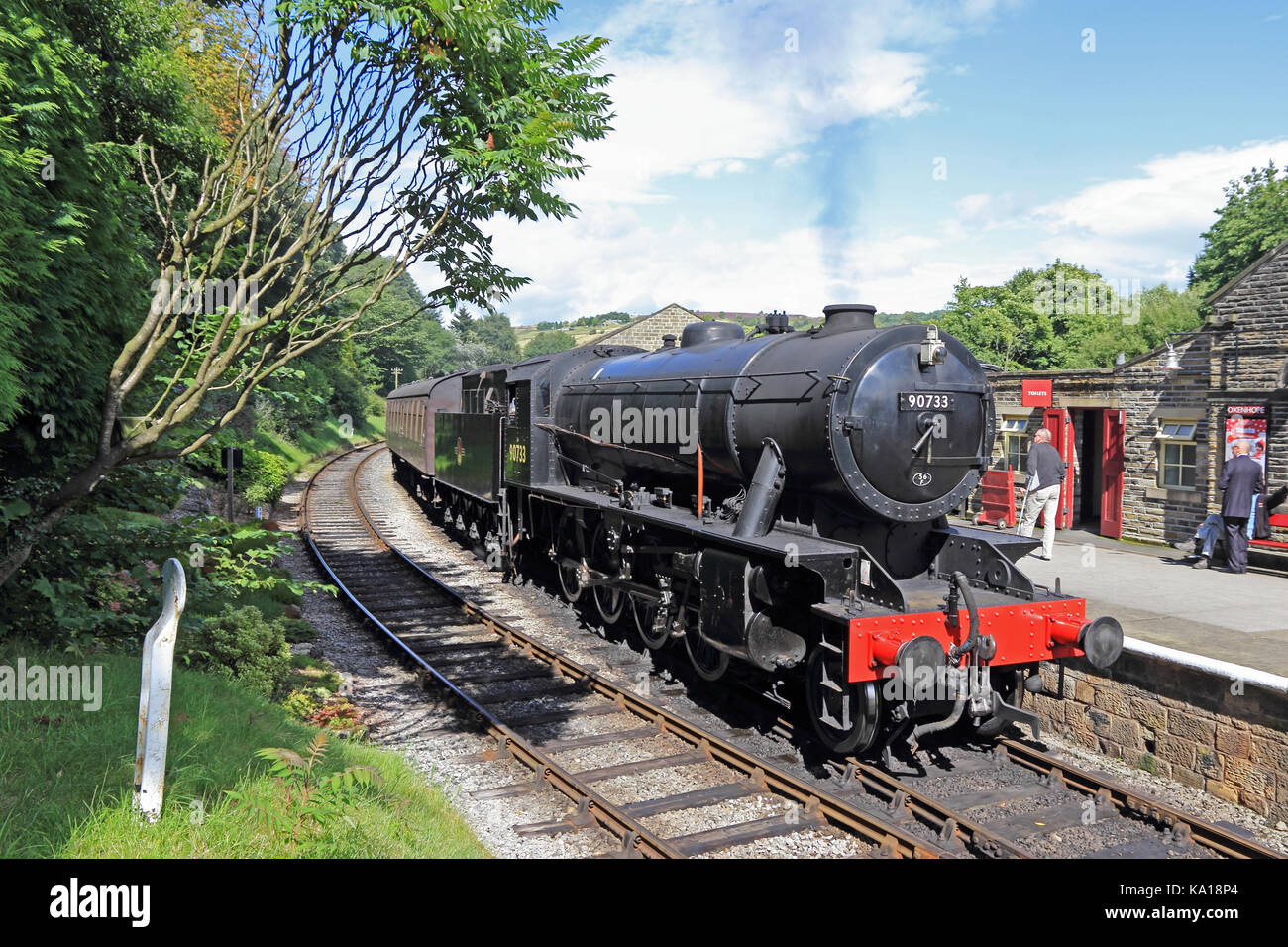 WD Sparmaßnahmen 2-8-0 90733 Dampflokomotive Oxenhope Station auf Keighley & Worth Valley Railway Stockfoto