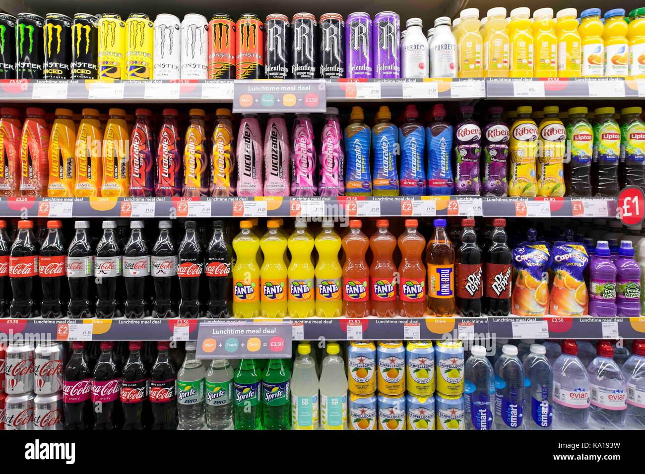 Kohlensäurehaltige Getränke auf dem Display auf einem Supermarktregal. Stockfoto