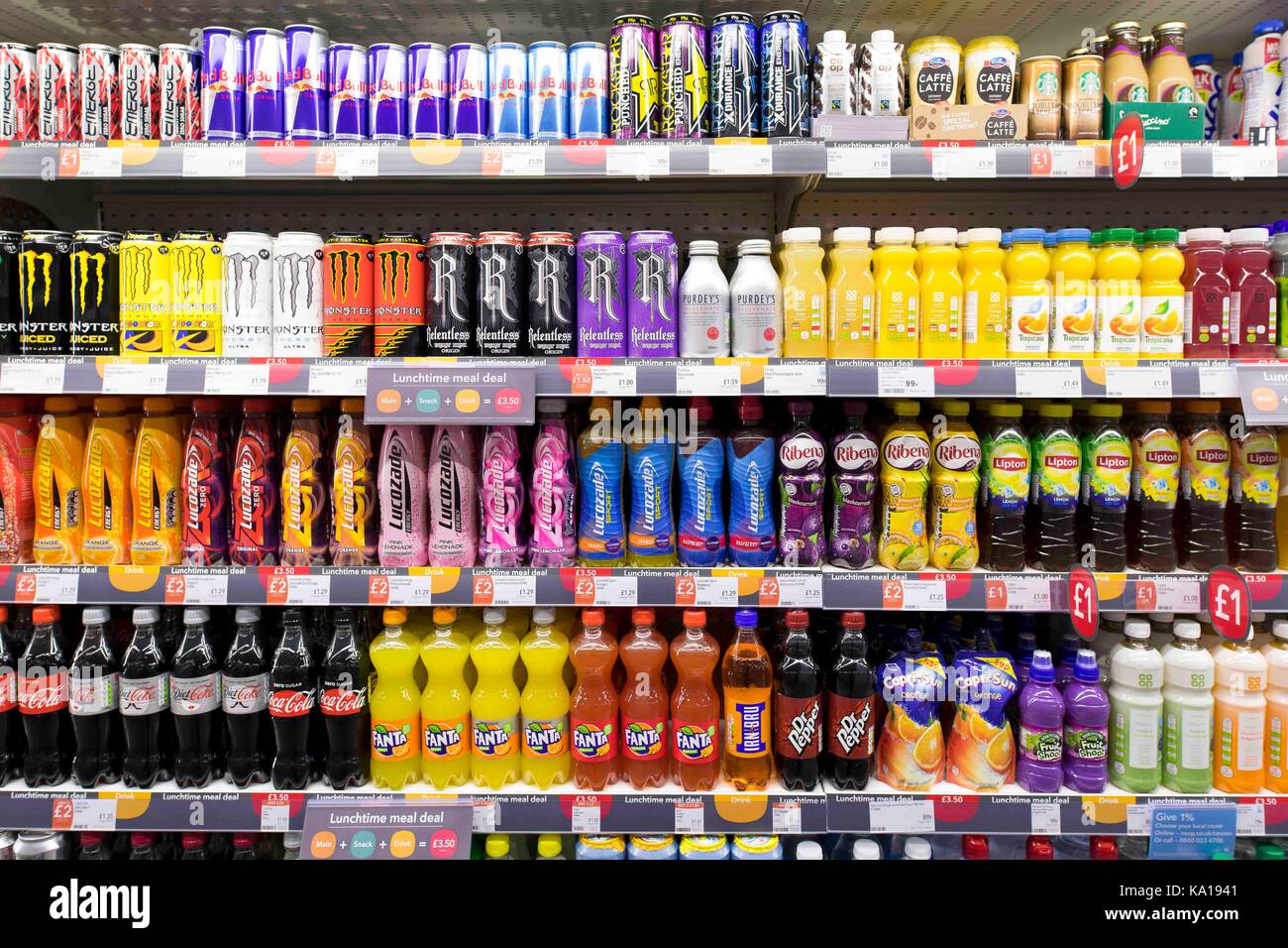 Kohlensäurehaltige Getränke auf dem Display auf einem Supermarktregal. Stockfoto