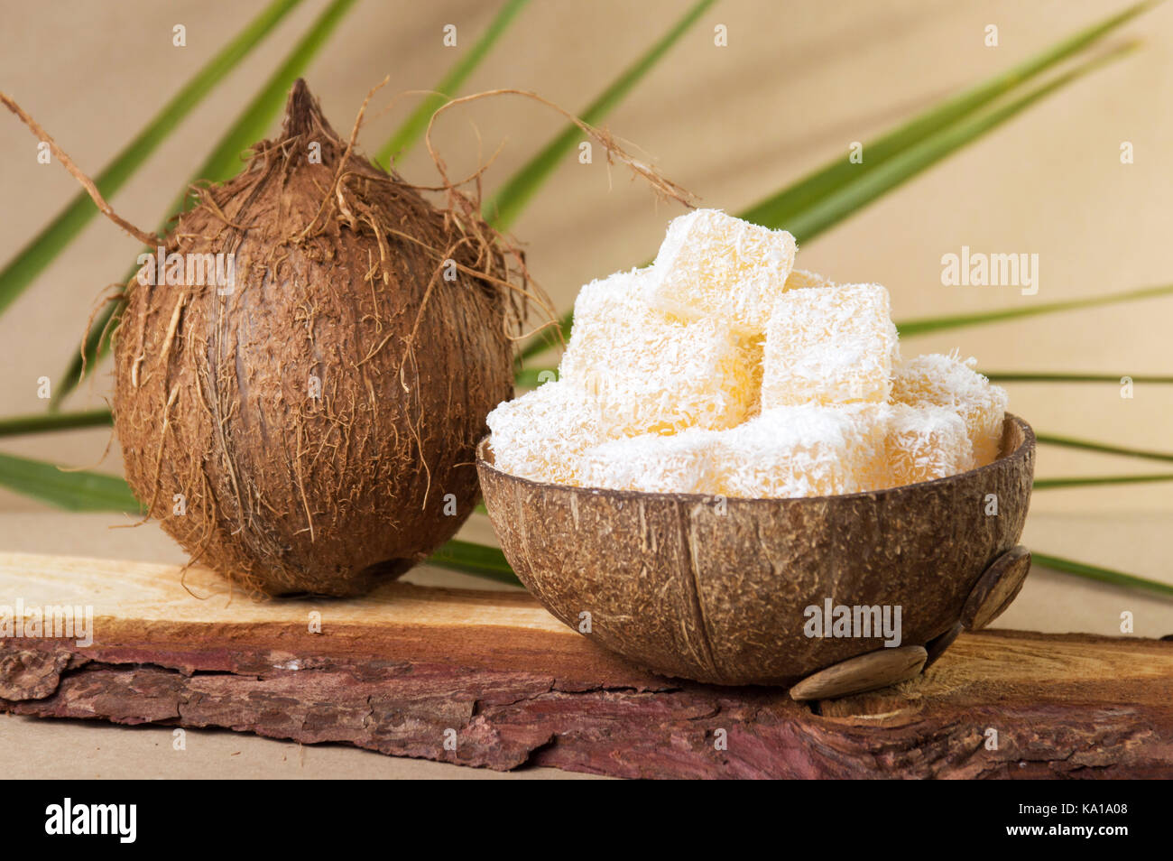 Coconut Turkish Delight in einem natürlichen Shell als Schüssel Stockfoto
