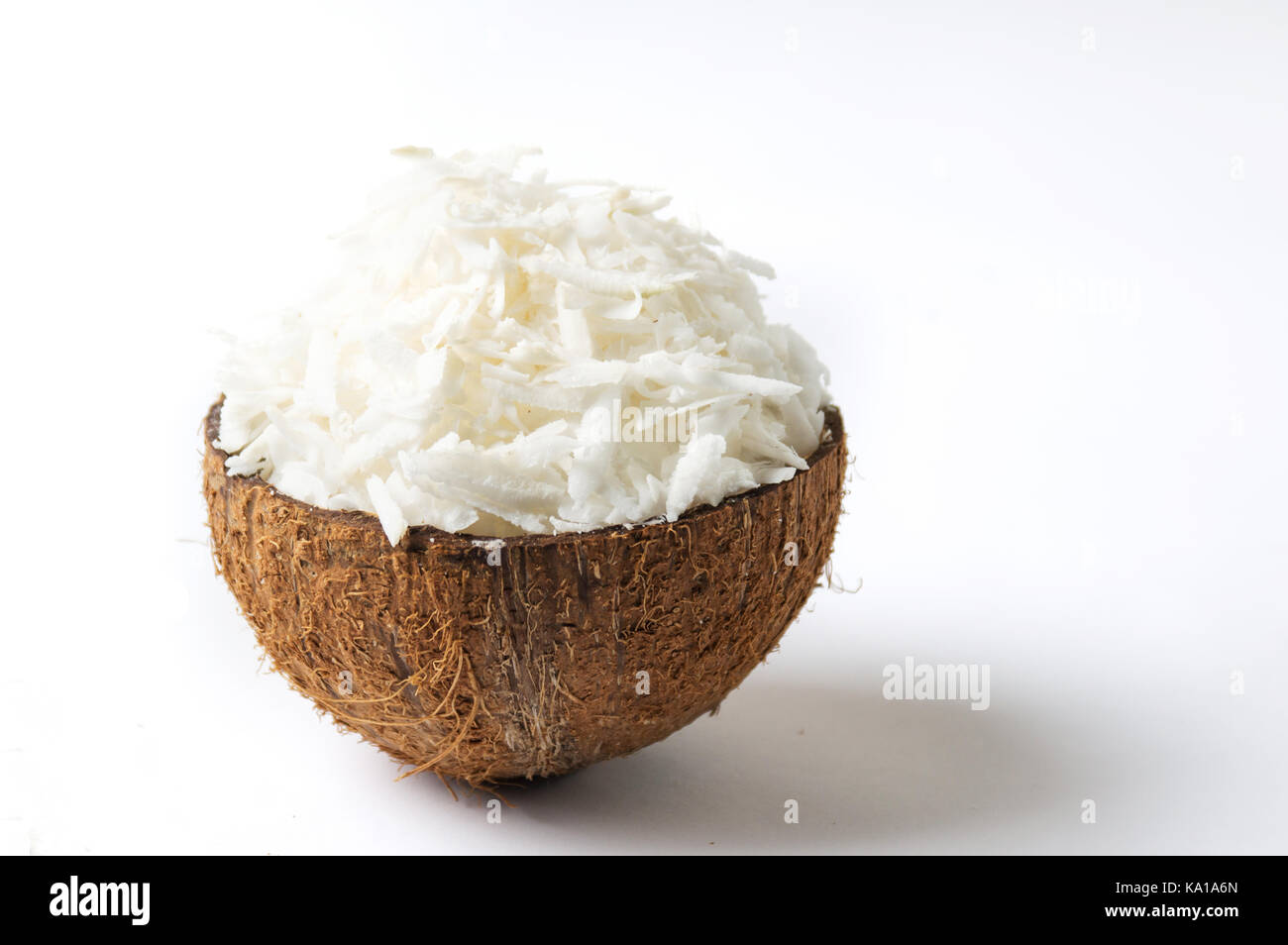 Kokosraspeln in einer natürlichen Shell als Schüssel Stockfoto