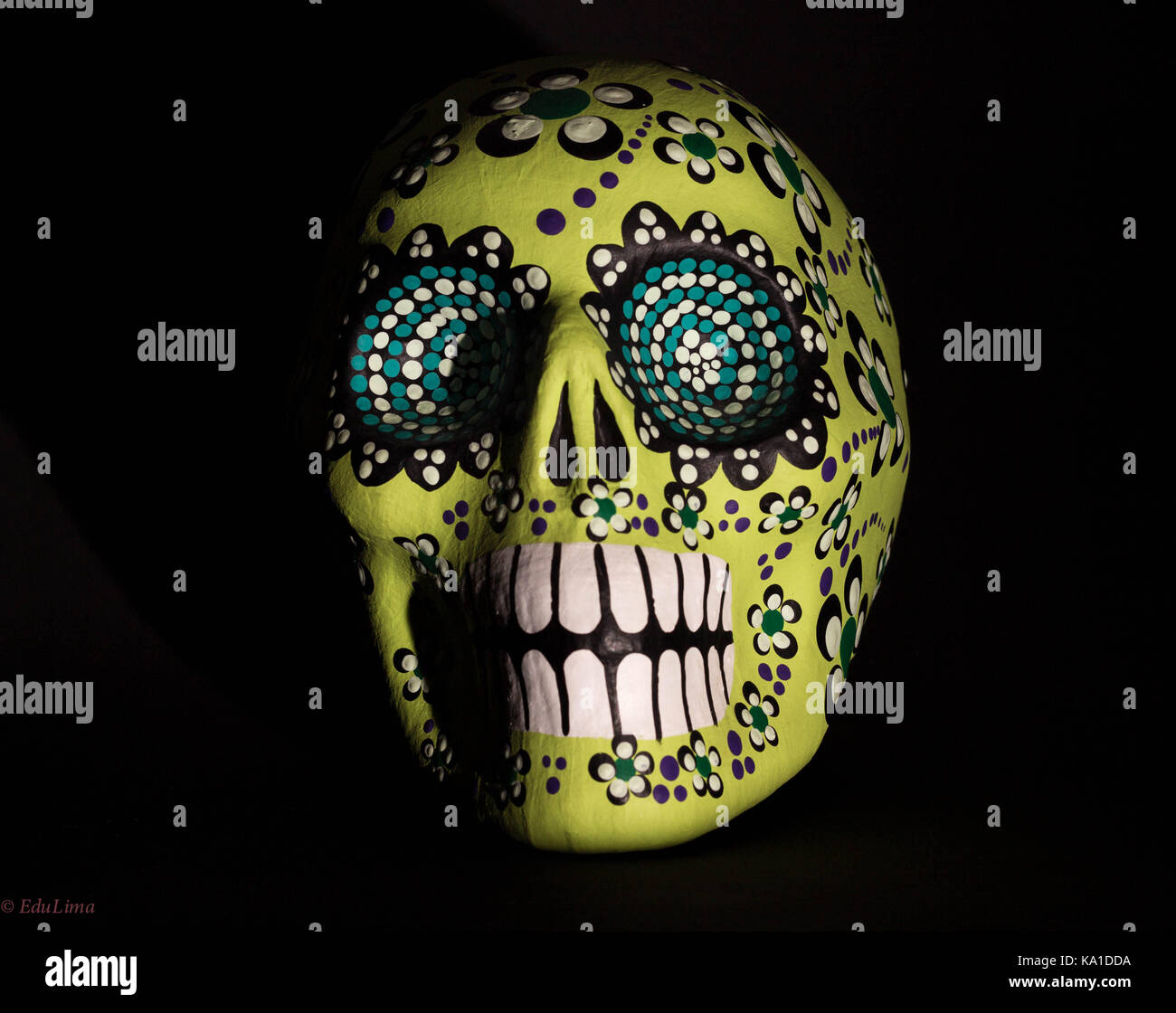 Mexikanischer Totenkopf zur Feier ein Fest von El Dia de los muertos, La Catrina in hübschen grünen und blauen Farben Stockfoto