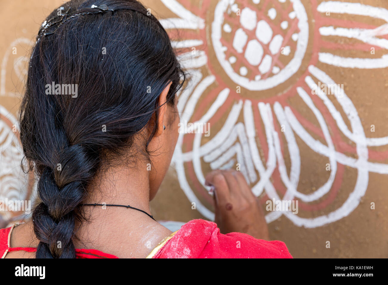 Eine Frau malt ein Wandbild an der Stadion in Pushkar während der Kamel Messe, Rajesthan, Indien Stockfoto