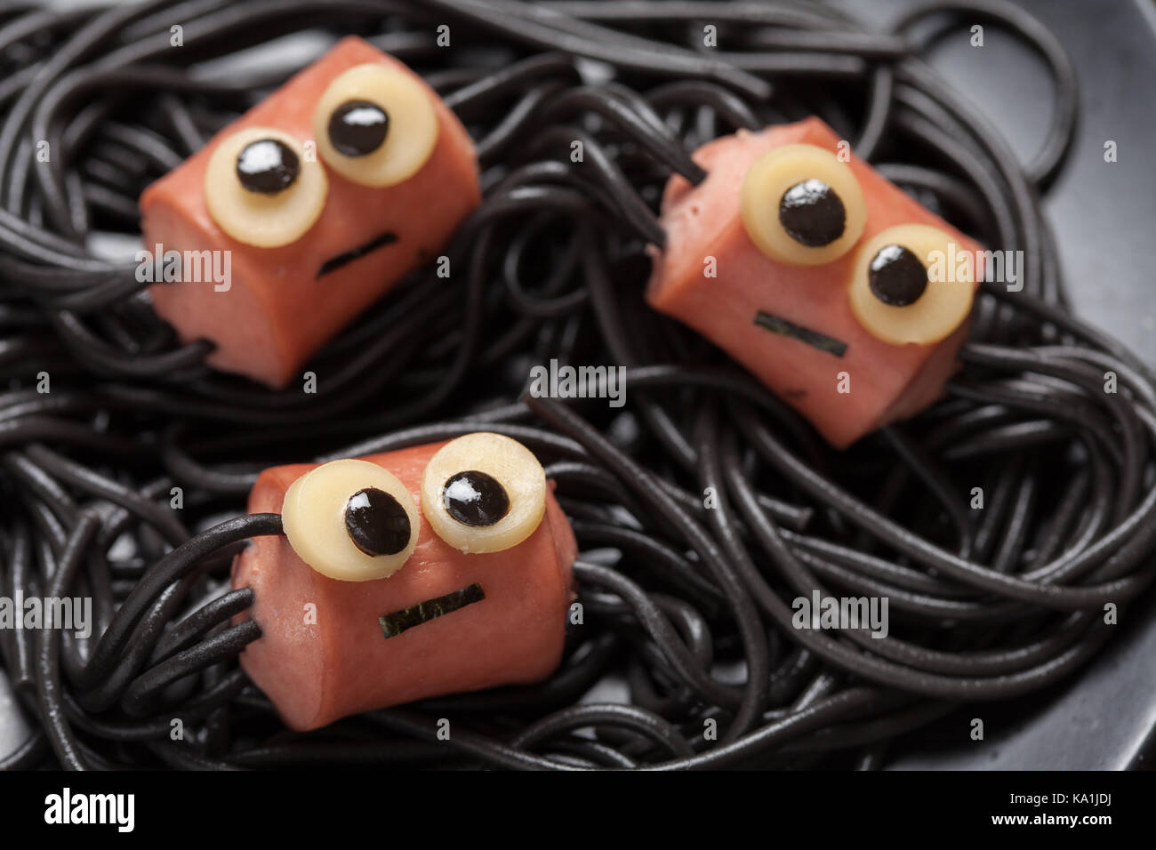 Wurst und Spaghetti lustig Spinnen für Halloween Kinder Mittagessen  Stockfotografie - Alamy