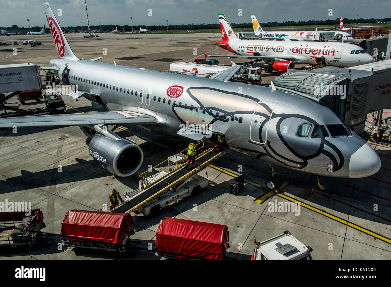 Düsseldorf, 03.09.2017 Flugzeuge der Niki Airlines airberlin Partner am Flughafen Stockfoto