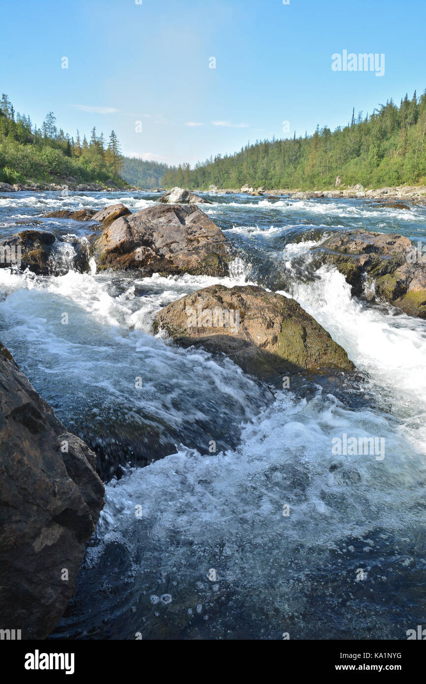 Schwelle auf dem Fluss der polaren Ural. Sommer Landschaft der stürmischen Wasser. Stockfoto