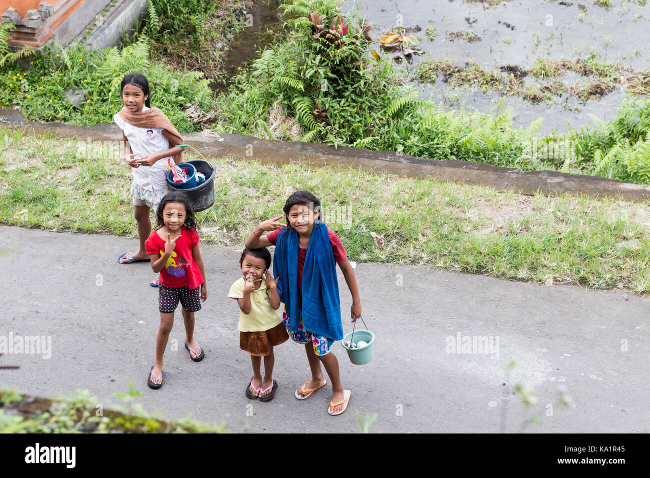 Balinesische Kinder in dem kleinen Dorf unter Mount Agung Stockfoto