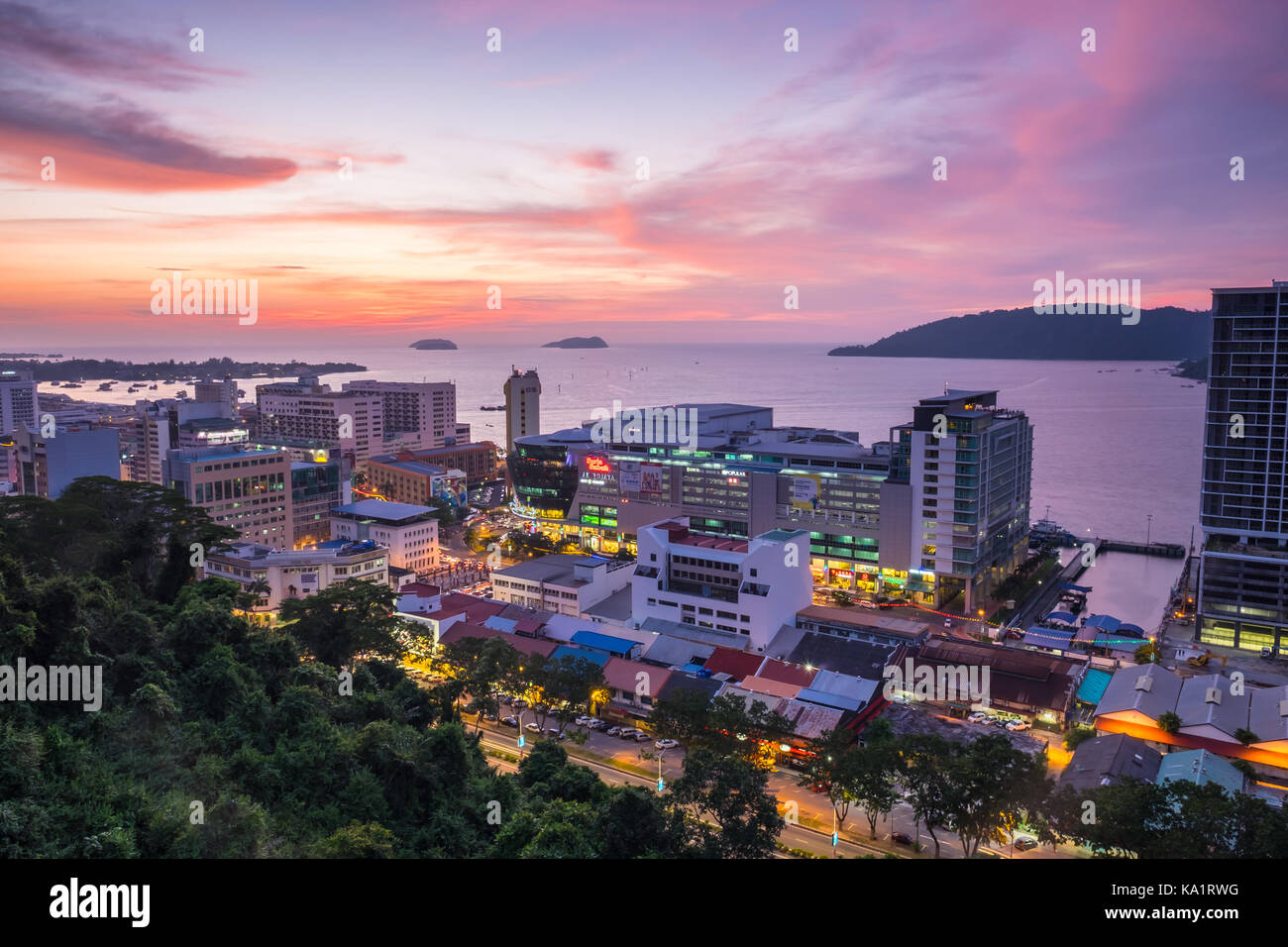 Kota Kinabalu bei Nacht mit Blick bietet Suria Sabah und Südchinesische Meer. Stockfoto