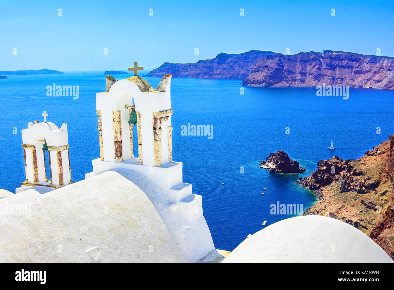 Kirchenglocken auf einer griechisch-orthodoxen Kirche, Oia, Santorini, Griechenland, Stockfoto