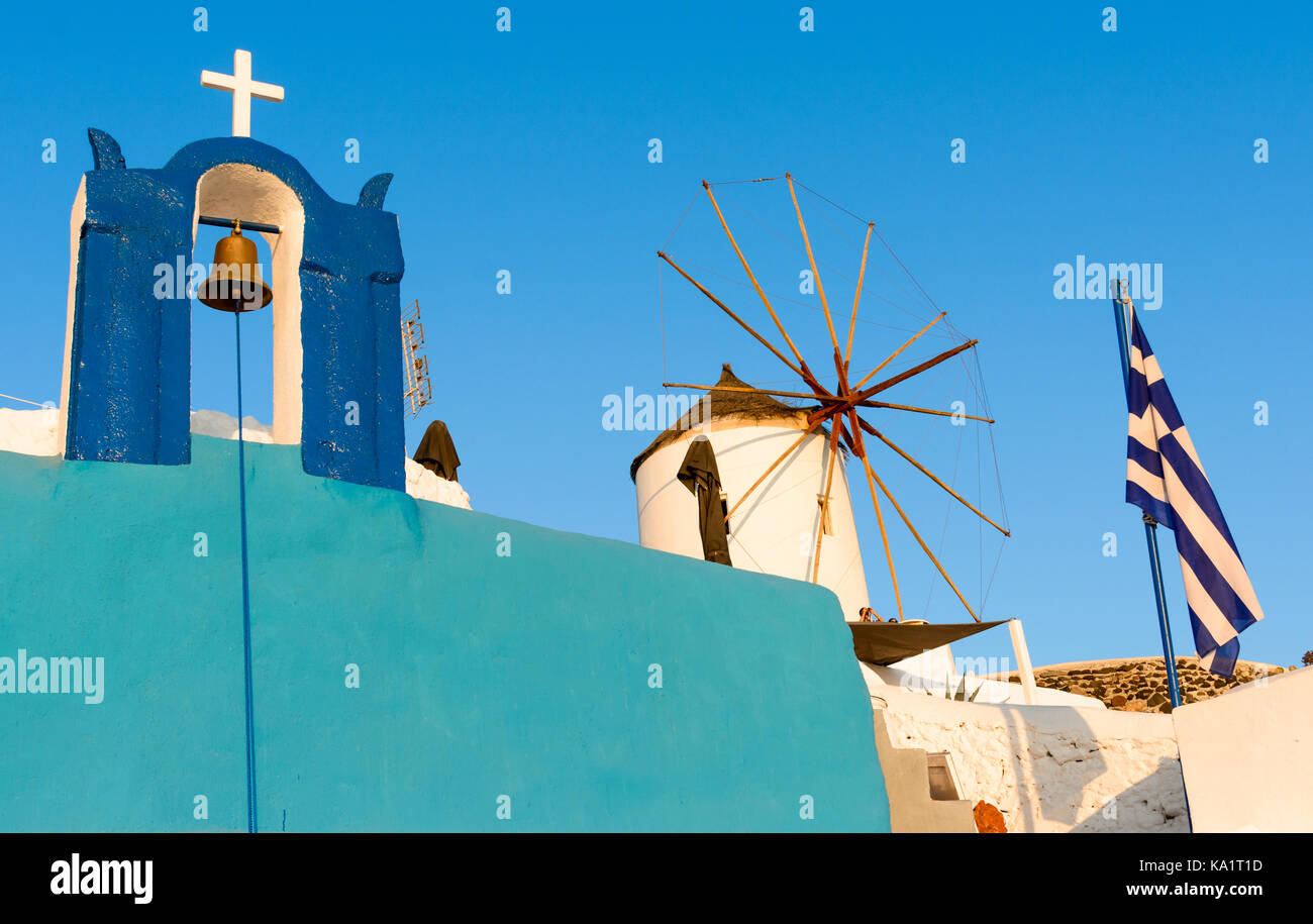 Windmühle auf den Straßen von Oia, Santorini, Griechenland, Caldera, aegea Stockfoto