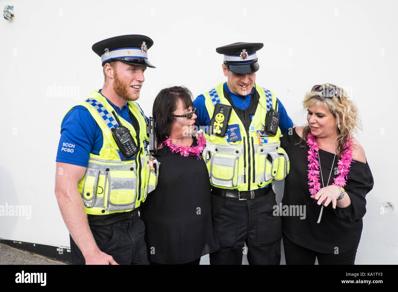 Polizei, selfie, Fotografie, Pose, Modell, Modelle, Public, Relations, PR, At, Elvis, Festival, Elvis Festival, Porthcawl, Bridgend, Grafschaft, Süden, Wales, Großbritannien, Großbritannien, Europa, Stockfoto