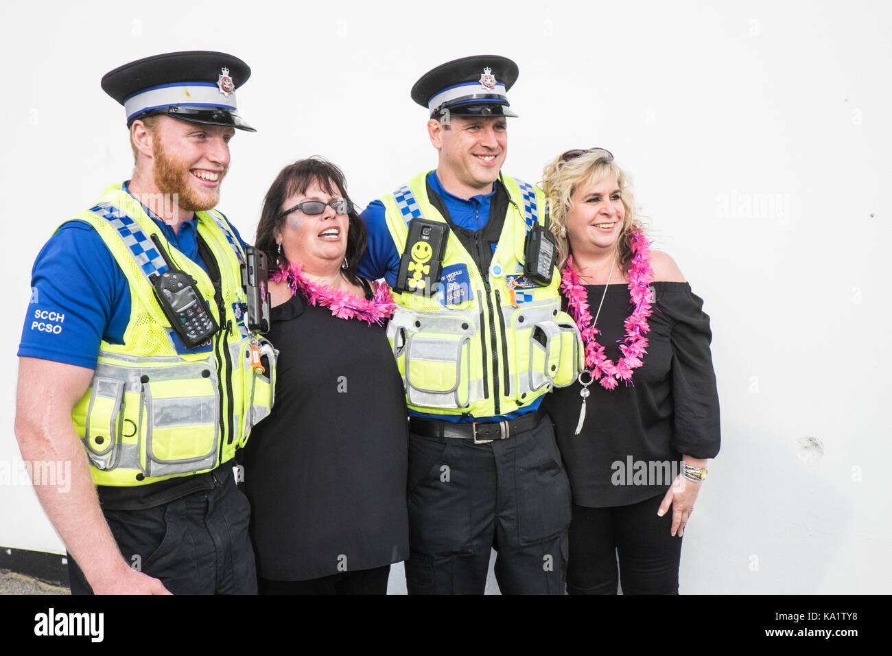 Polizei, selfie, Fotografie, Pose, Modell, Modelle, Public, Relations, PR, At, Elvis, Festival, Elvis Festival, Porthcawl, Bridgend, Grafschaft, Süden, Wales, Großbritannien, Großbritannien, Europa, Stockfoto