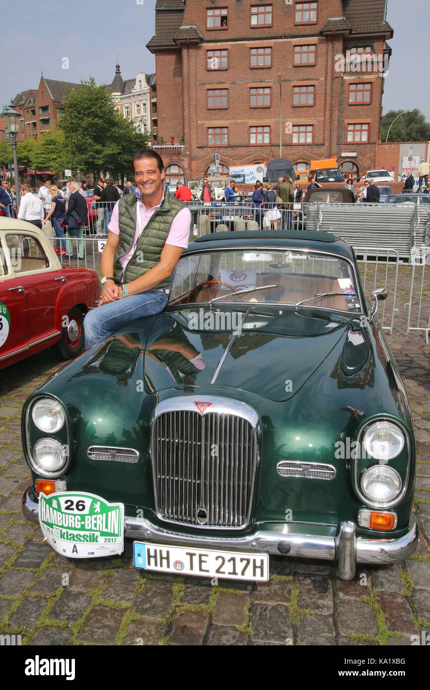 Hamburg Berlin Klassik Rallye an der Fischauktionshalle in Hamburg bietet: Pieter Wasmuth (Vattenfall) Wo: Hamburg, Deutschland Wann: 24. Aug. 2017 Credit: Becher/WENN.com Stockfoto