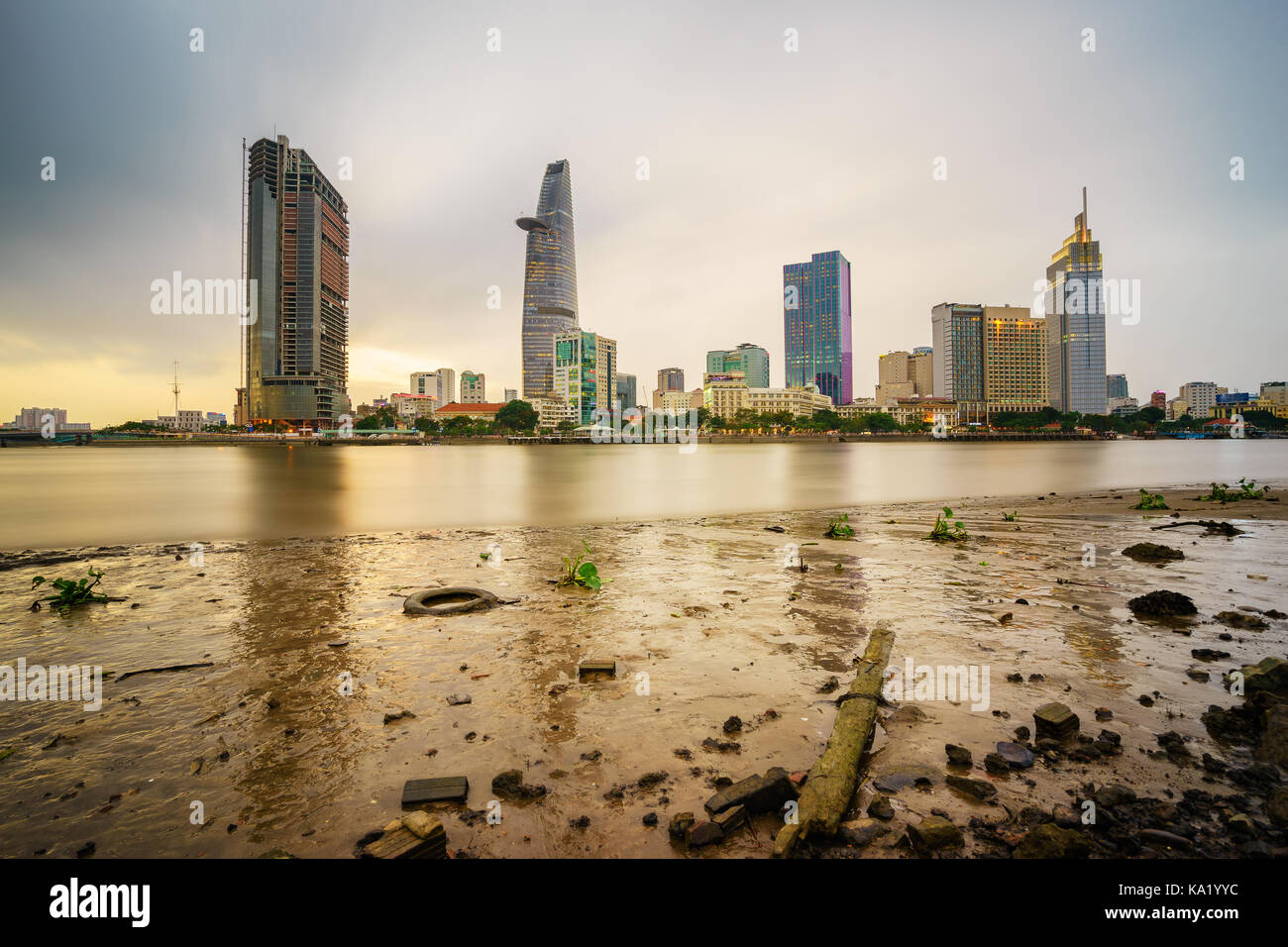 Die Innenstadt von Saigon im Sonnenuntergang (Ansicht von Thu Thiem Bezirk) (lange Belichtung), Ho Chi Minh City, Vietnam. Saigon ist die größte Stadt in Vietnam. Stockfoto