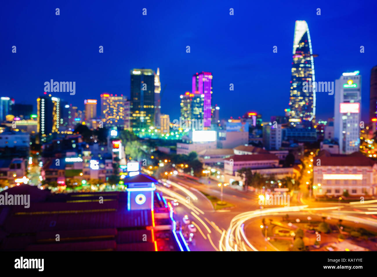 Saigon Innenstadt und des Ben Thanh Marktes mit Defokussierten bokeh Lichter als abstrakt Hintergrund, Vietnam. Saigon ist die grösste Stadt und das wirtschaftliche Zentrum in VN Stockfoto