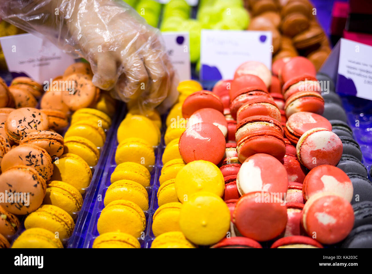Runde Kuchen Macaron oder Makronen ist eine süße Baiser-basierte Konfektion. Sehr schmackhafte und leckere Desserts. Süßigkeiten voll mit Zucker. Ungesunde Lebensmittel Stockfoto