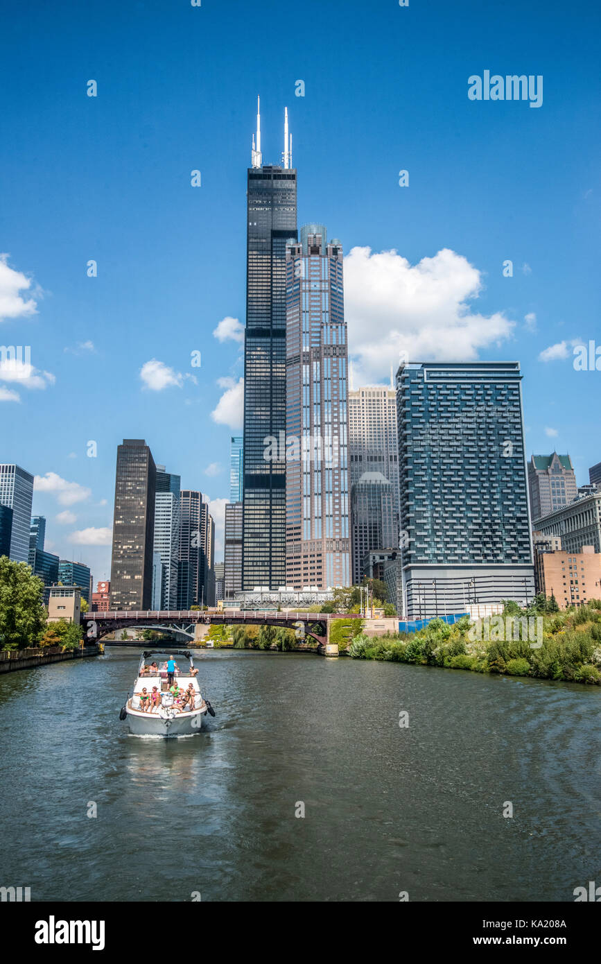 Skyline von Chicago und Willis-Sear Turm von den Chicago Fluss gesehen Stockfoto