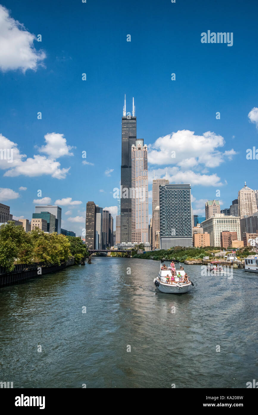 Skyline von Chicago und Willis-Sear Turm von den Chicago Fluss gesehen Stockfoto