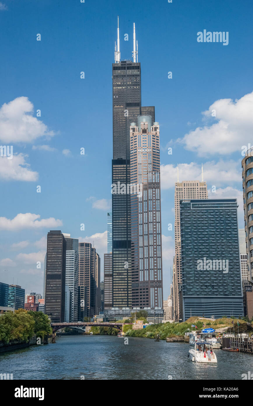 Skyline von Chicago und Willis-Sear Turm von den Chicago Fluss gesehen Stockfoto