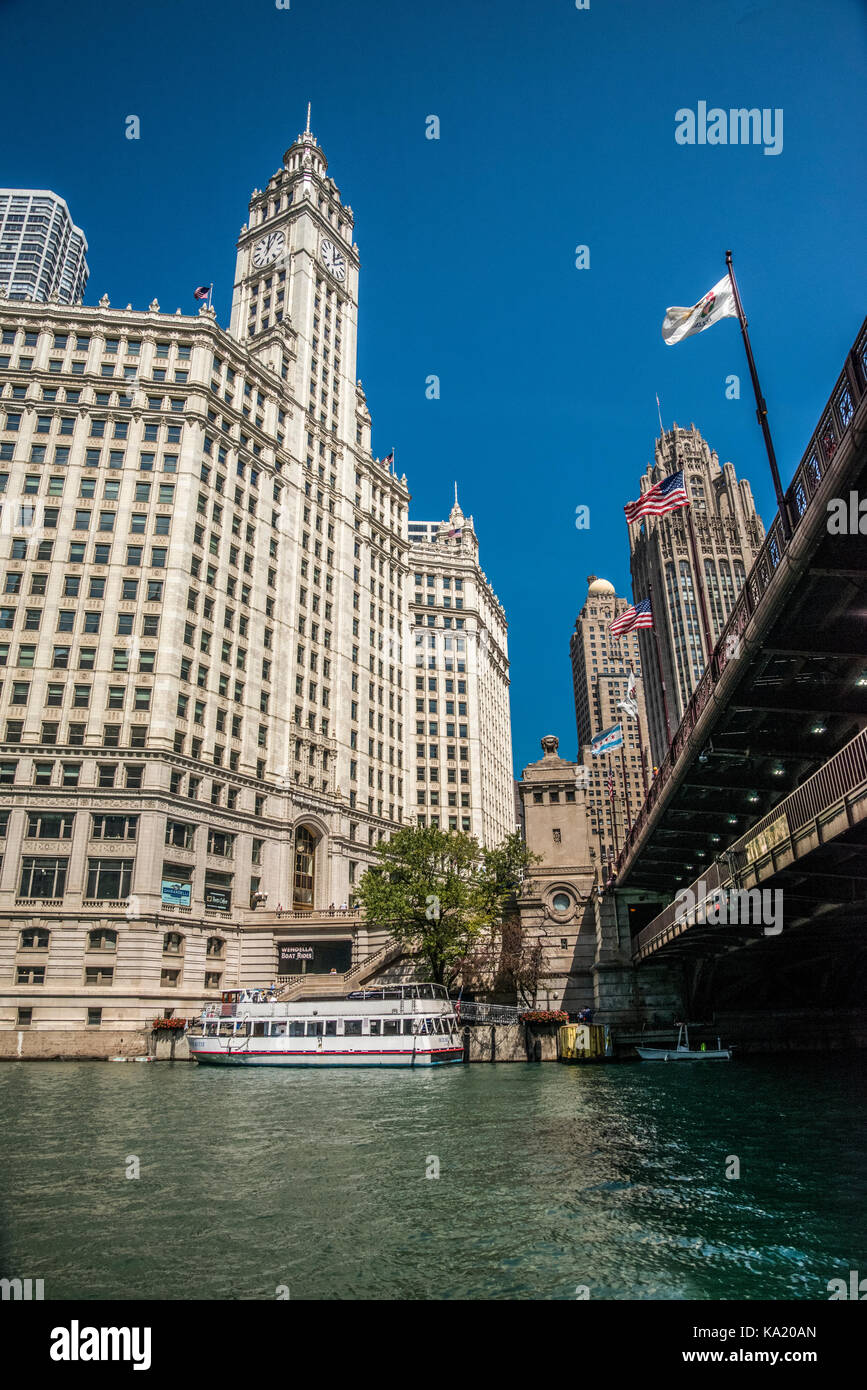 Skyline von Chicago und Wrigley Gebäude von den Chicago Fluss gesehen Stockfoto