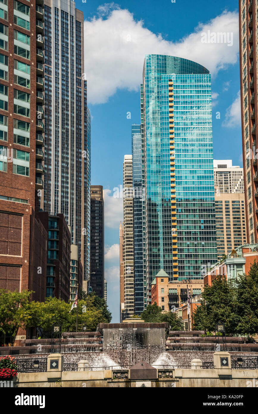 Skyline von Chicago und am Wasser von den Chicago Fluss gesehen Stockfoto