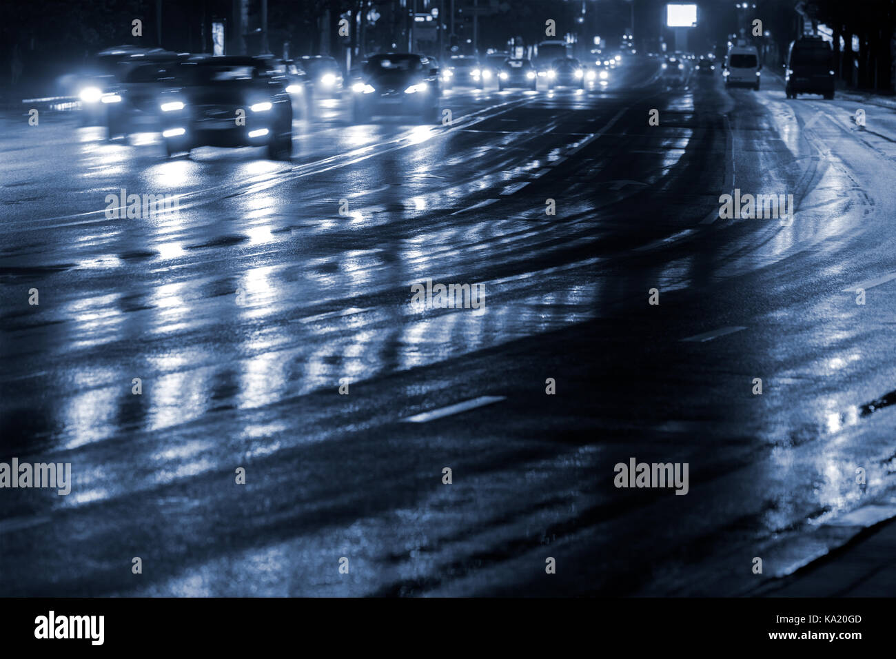 Auto Lichter in nasse Straße nach Regen wider. Unscharfe Autos in Bewegung. Stockfoto