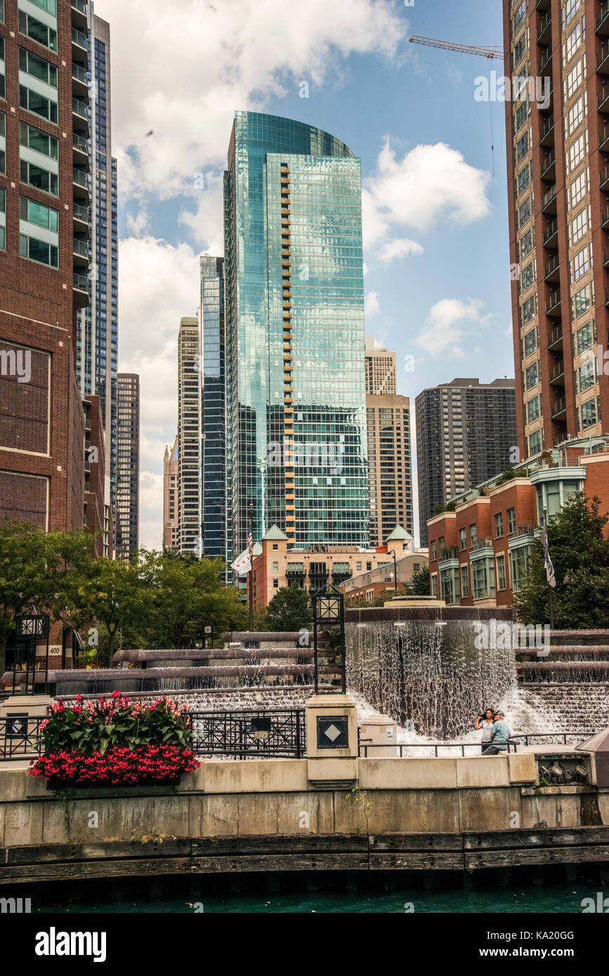 Skyline von Chicago und am Wasser von den Chicago Fluss gesehen Stockfoto