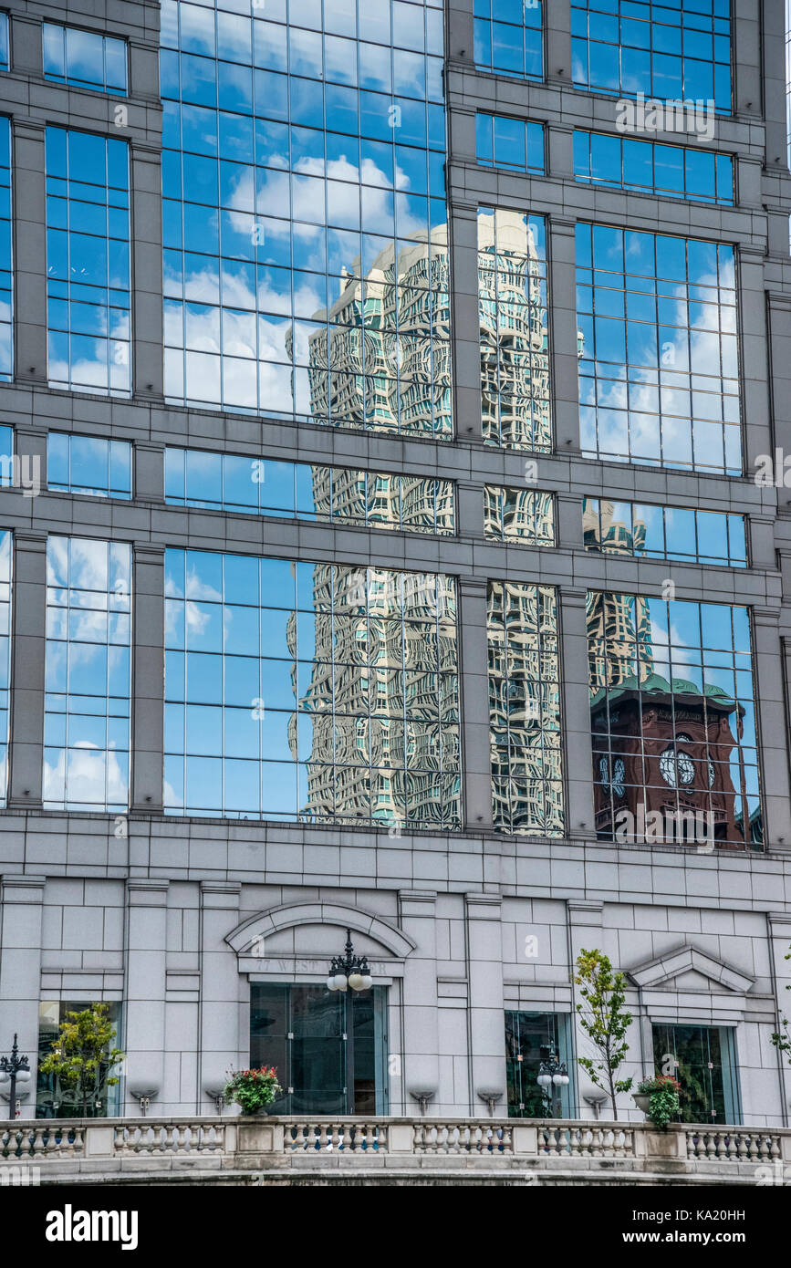 Chicago City Skyline und Fassade Reflexionen von den Chicago Fluss gesehen Stockfoto