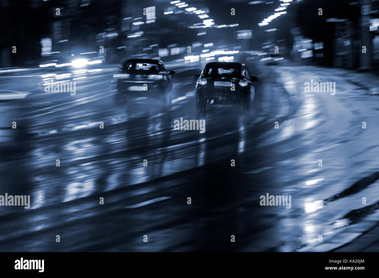 Autos fahren auf nasser Straße nach Regen. Nacht Stadtverkehr. unscharfes Bild. Stockfoto