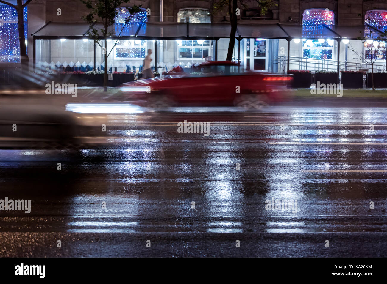 Verschwommene Sicht der Stadt Verkehr während der Regen in der Nacht Stockfoto