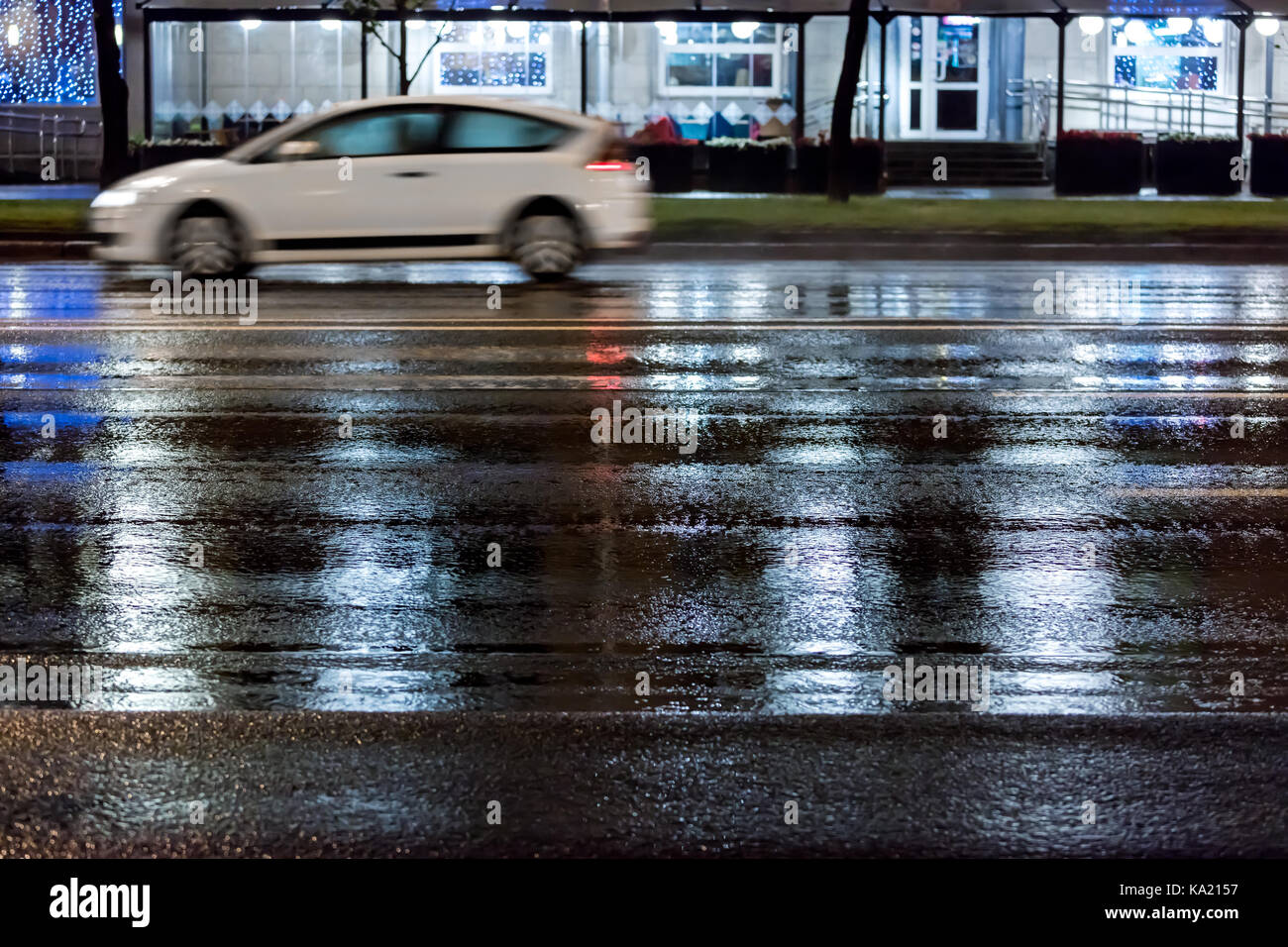 Auto Fahren auf nasser Straße der Stadt Straße an regnerischen Nacht. Bewegungsunschärfe. Stockfoto