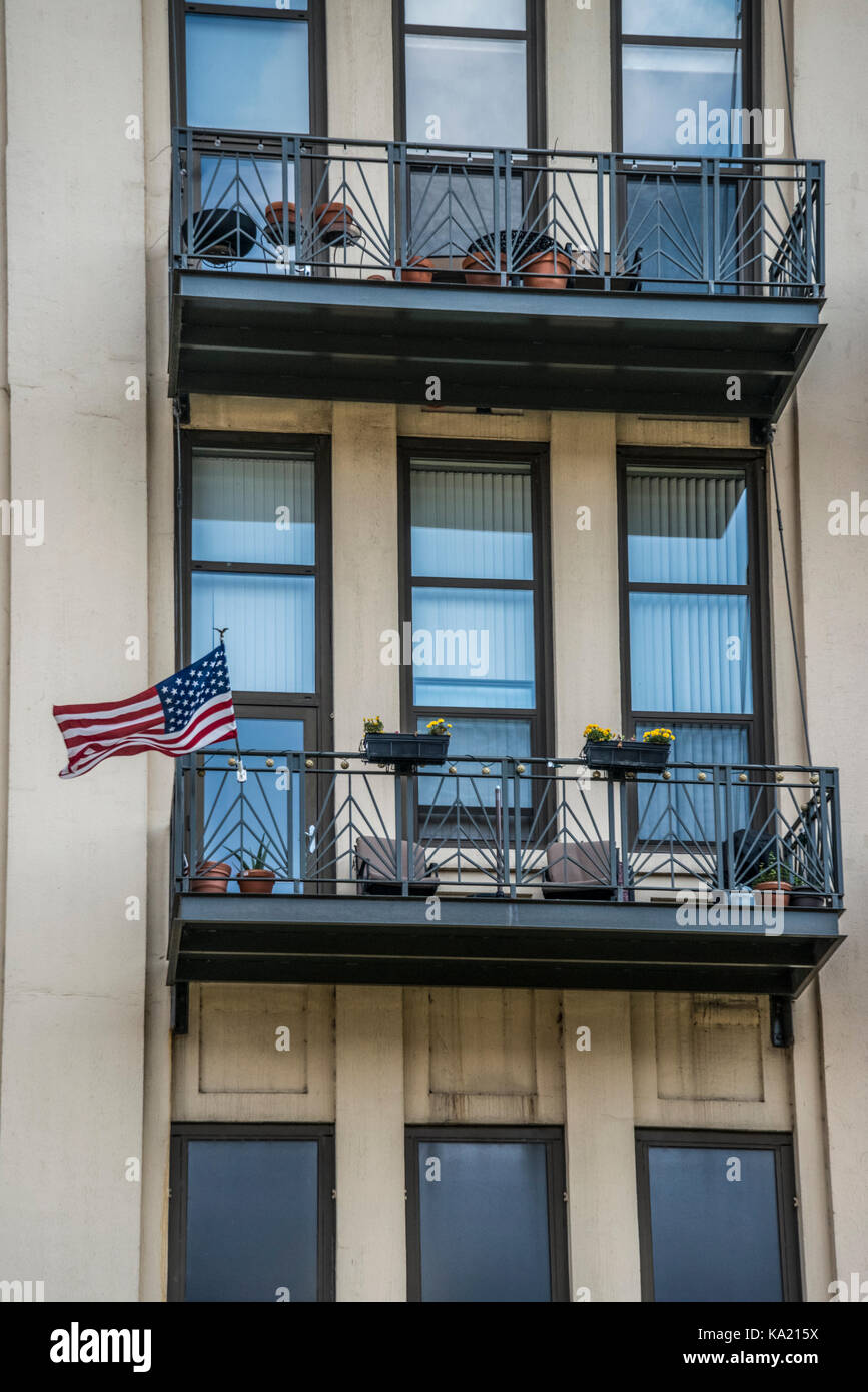 Chicago City Apartment mit Union Flag vom Chicago River aus gesehen Stockfoto