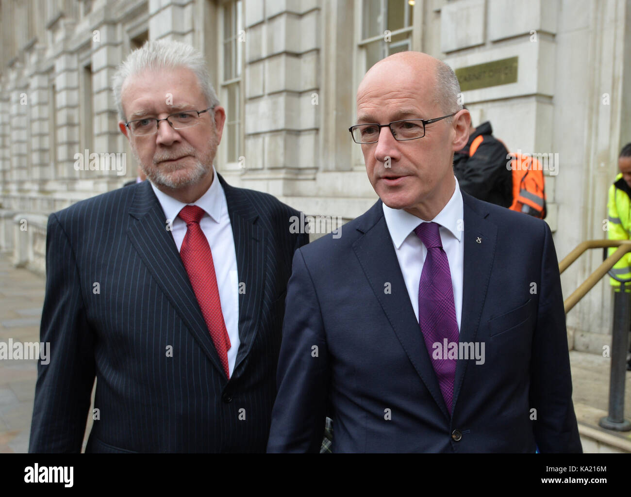 Schottischen stellvertretenden Ersten Minister John Swinney (rechts) und Brexit minister Mike Russell anreisen, Erster Sekretär der Staatlichen Damian Green auf dem Cabinet Office, Whitehall, London zu erfüllen. Stockfoto