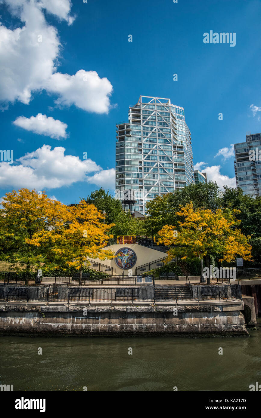Skyline von Chicago und am Wasser von den Chicago Fluss gesehen Stockfoto