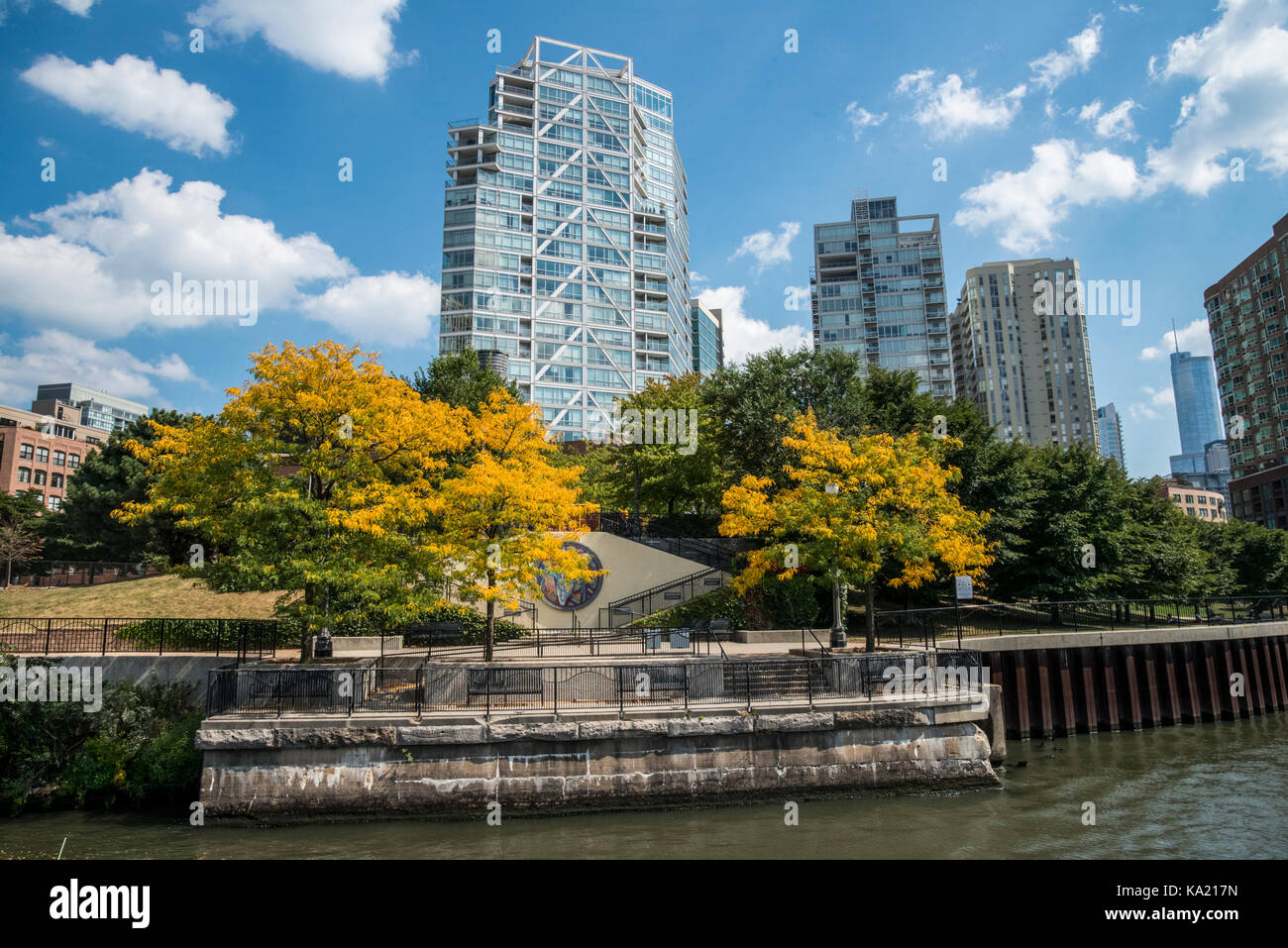 Skyline von Chicago und am Wasser von den Chicago Fluss gesehen Stockfoto