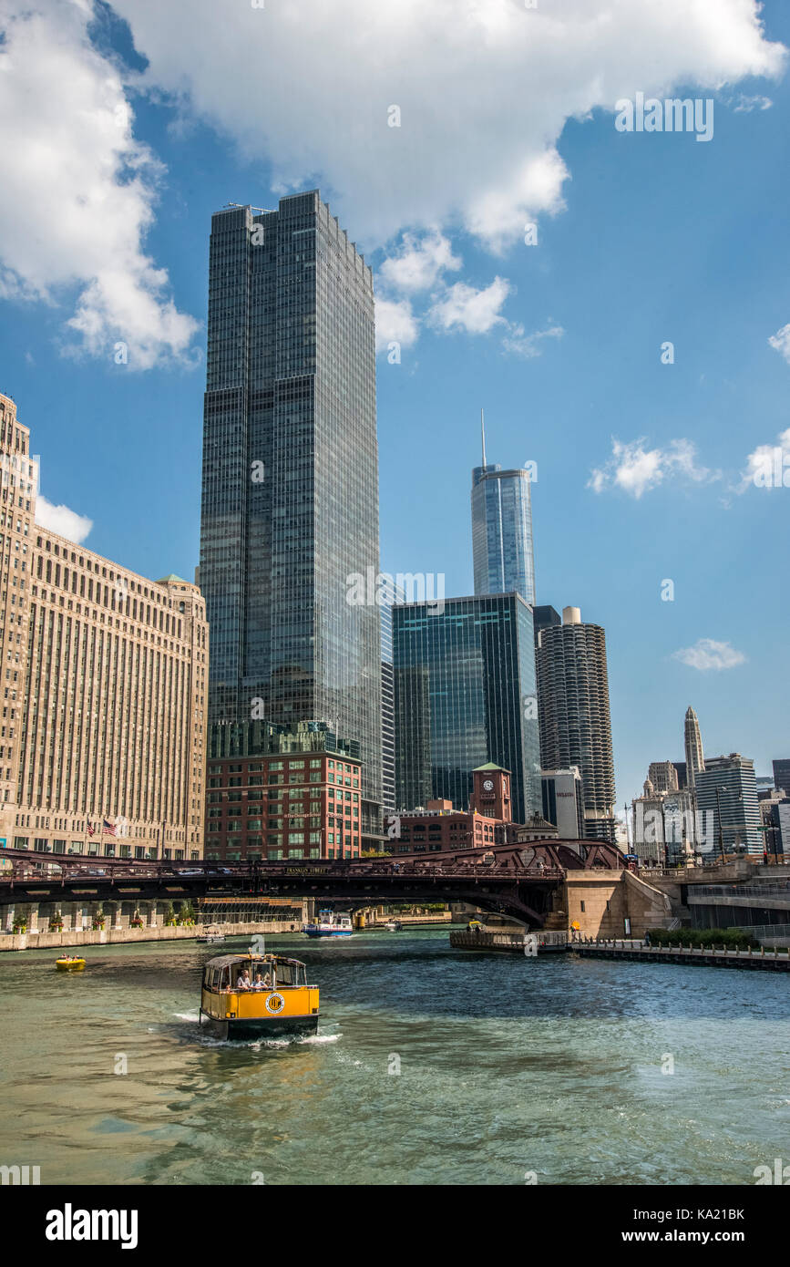 Skyline von Chicago und am Wasser von den Chicago Fluss gesehen Stockfoto
