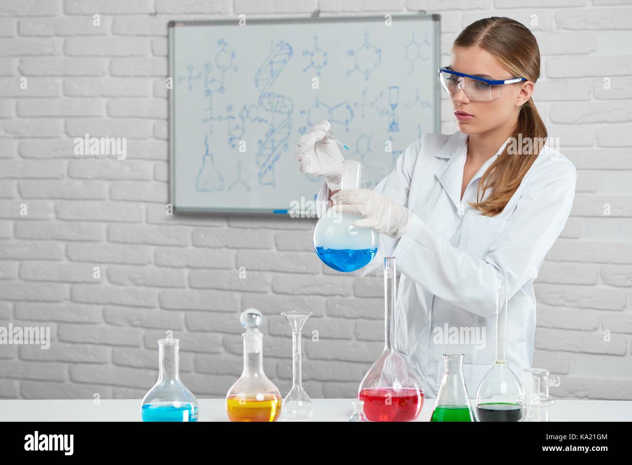 Wissenschaftler arbeitet mit der chemischen Flüssigkeiten Stockfoto
