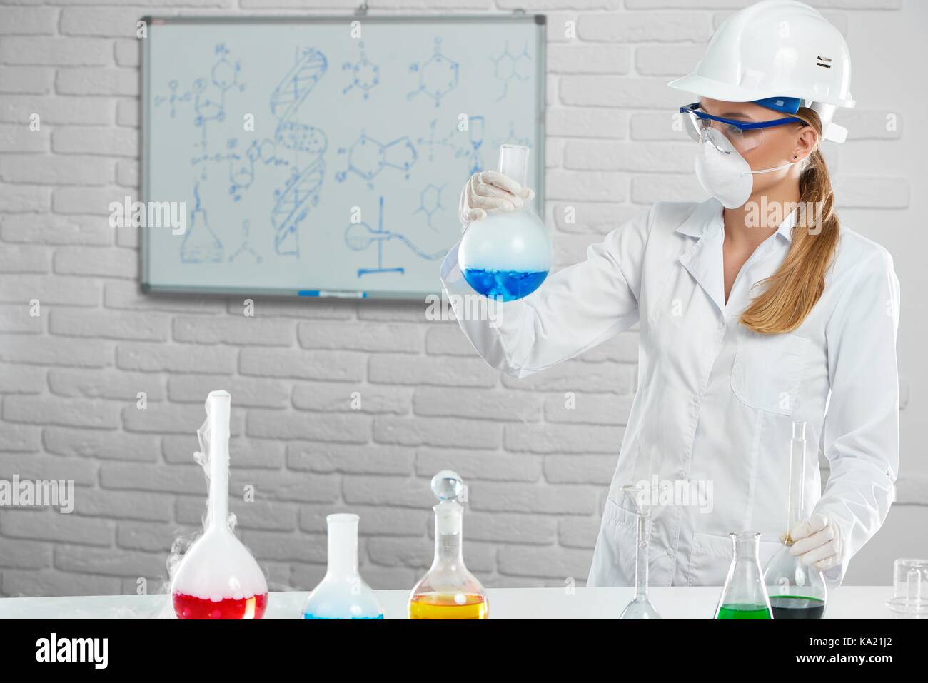 Der Chemiker arbeitet mit chemischen Substanzen Tragen von Schutzausrüstungen Stockfoto